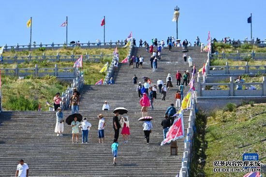 赛里木湖引游人