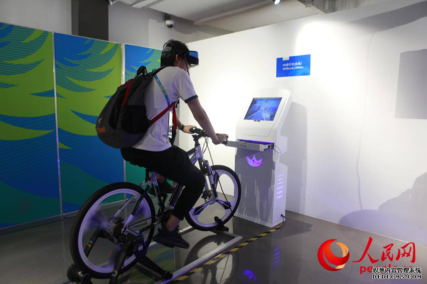 媒体记者正在体验VR自行车。人民网记者 郝帅摄