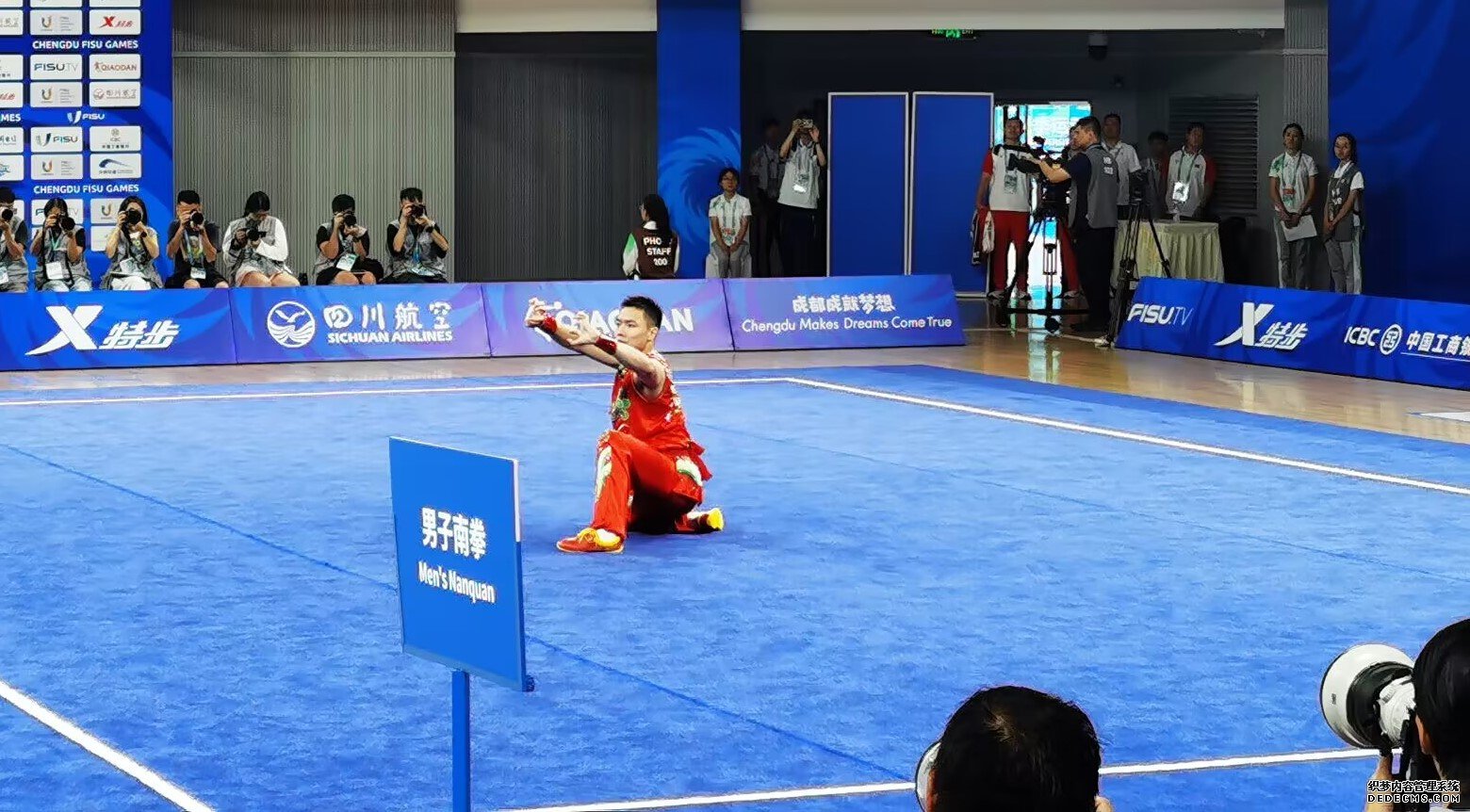 曹茂园在成都大运会武术项目男子南拳比赛中。 人民网记者 杨磊摄