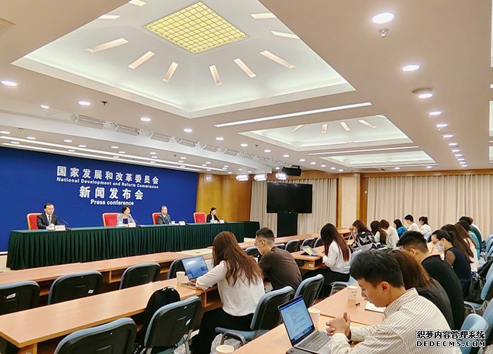 国家发展改革委8月1日召开专题新闻发布会。人民网记者 许维娜摄