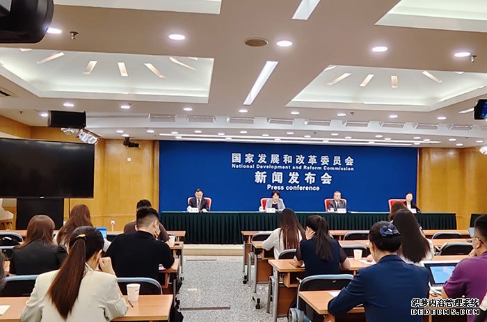 国家发展改革委8月1日召开专题新闻发布会。人民网记者 许维娜摄