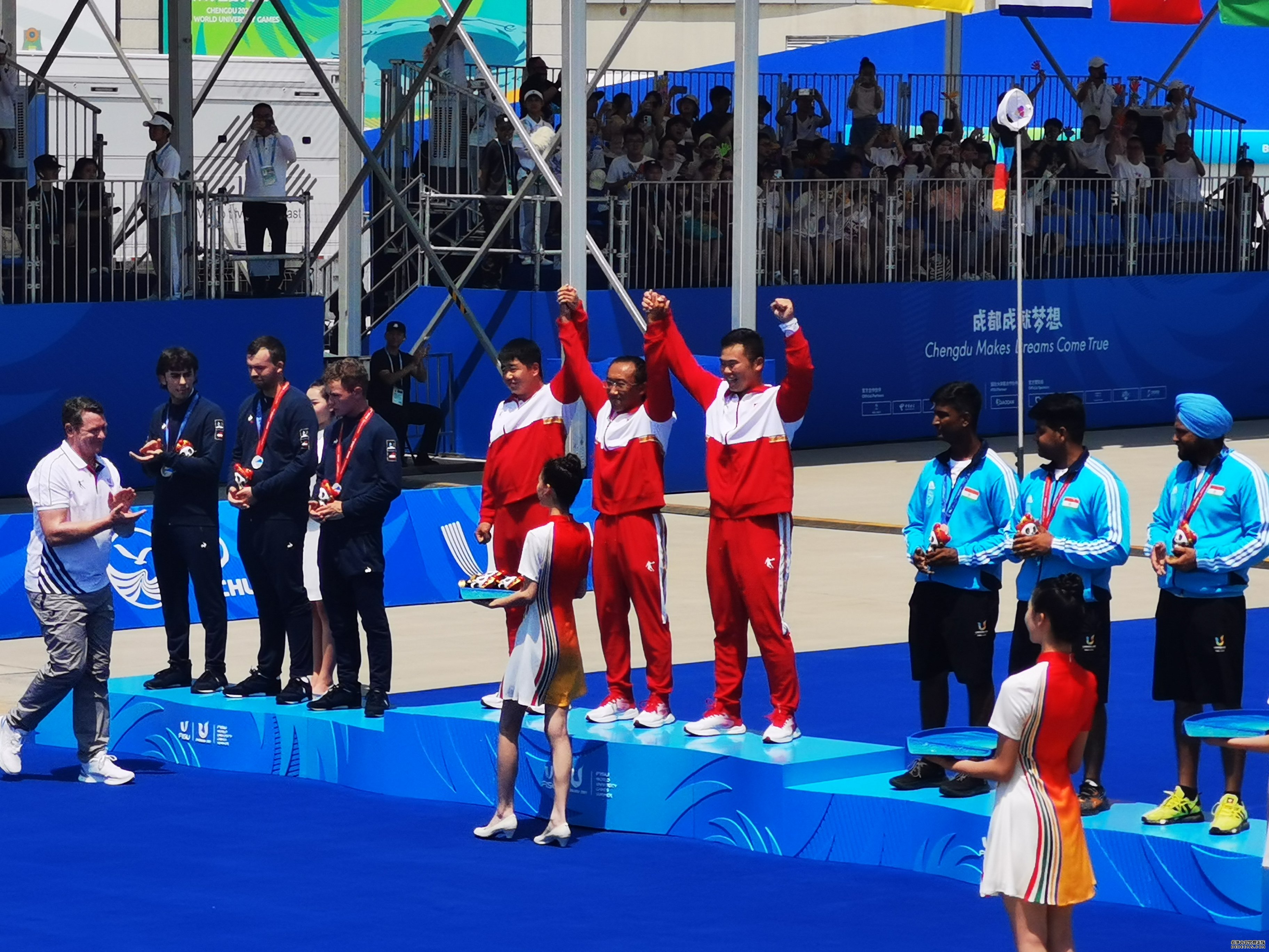 7月30日，在成都大运会男子复合弓团体颁奖仪式中，中国队庆祝夺得冠军。 人民网记者 杨磊摄