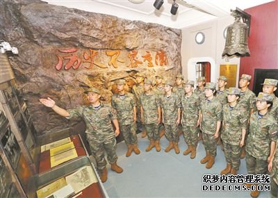 图②：该基地某护卫舰支队组织下连新兵参观海权文化展馆。王光杰摄