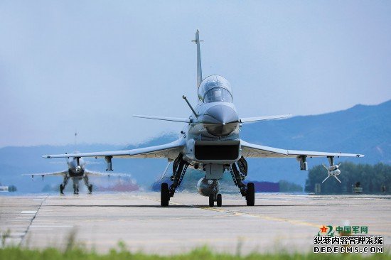 北部战区空军航空兵某旅展开空战对抗演练