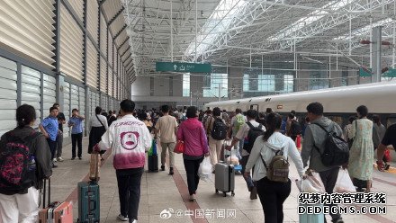 被困列车旅客称曾6人分1瓶水