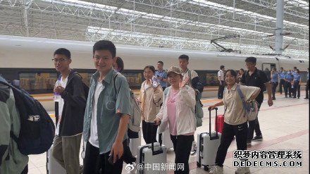 被困列车旅客称曾6人分1瓶水