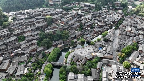 贵州雷山：西江苗寨引游人