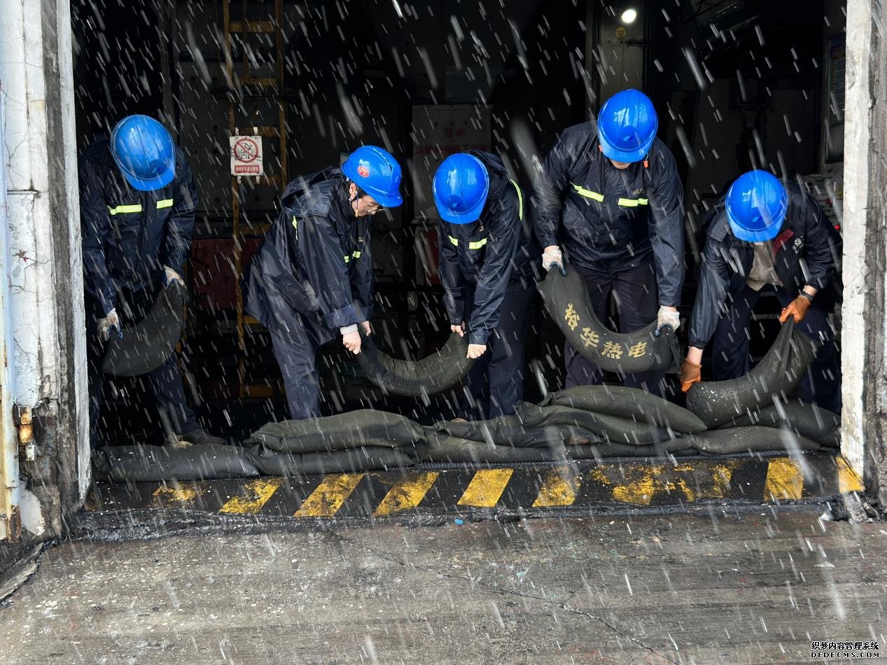 中国华电河北公司职工在厂房门口布置防汛沙袋。 受访者供图