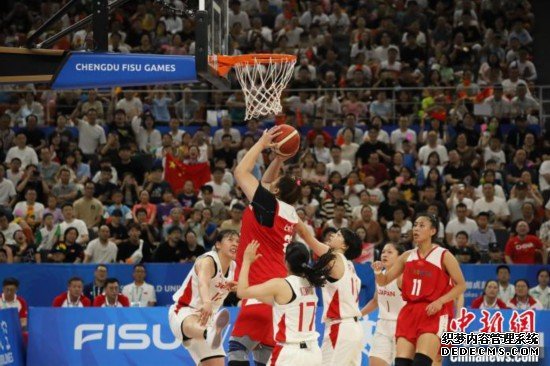 中国队战胜日本队 第三次夺得大运会女篮冠军