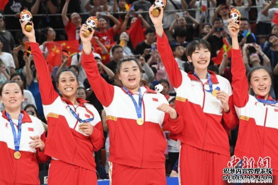 中国队战胜日本队 第三次夺得大运会女篮冠军