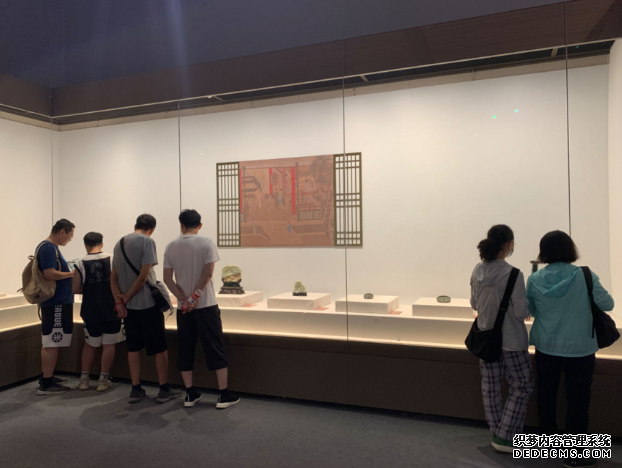 游客在中国园林博物馆参观。人民网记者刘颖颖 摄