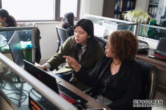 梅德哈妮（右）与中国同事讨论设计方案。受访对象供图