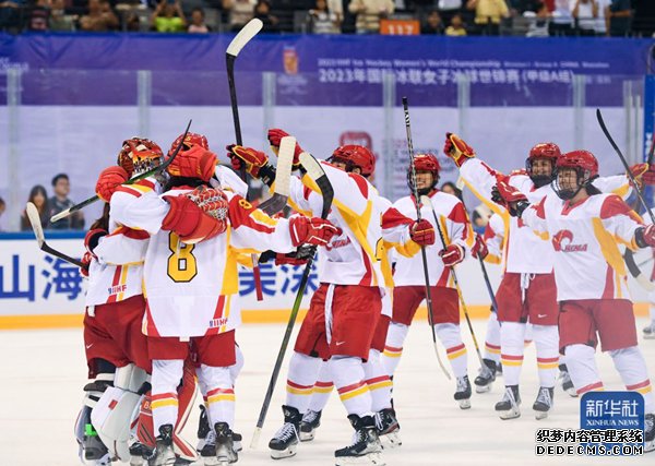 8月21日，中国队球员赛后庆祝胜利。新华社记者 毛思倩 摄