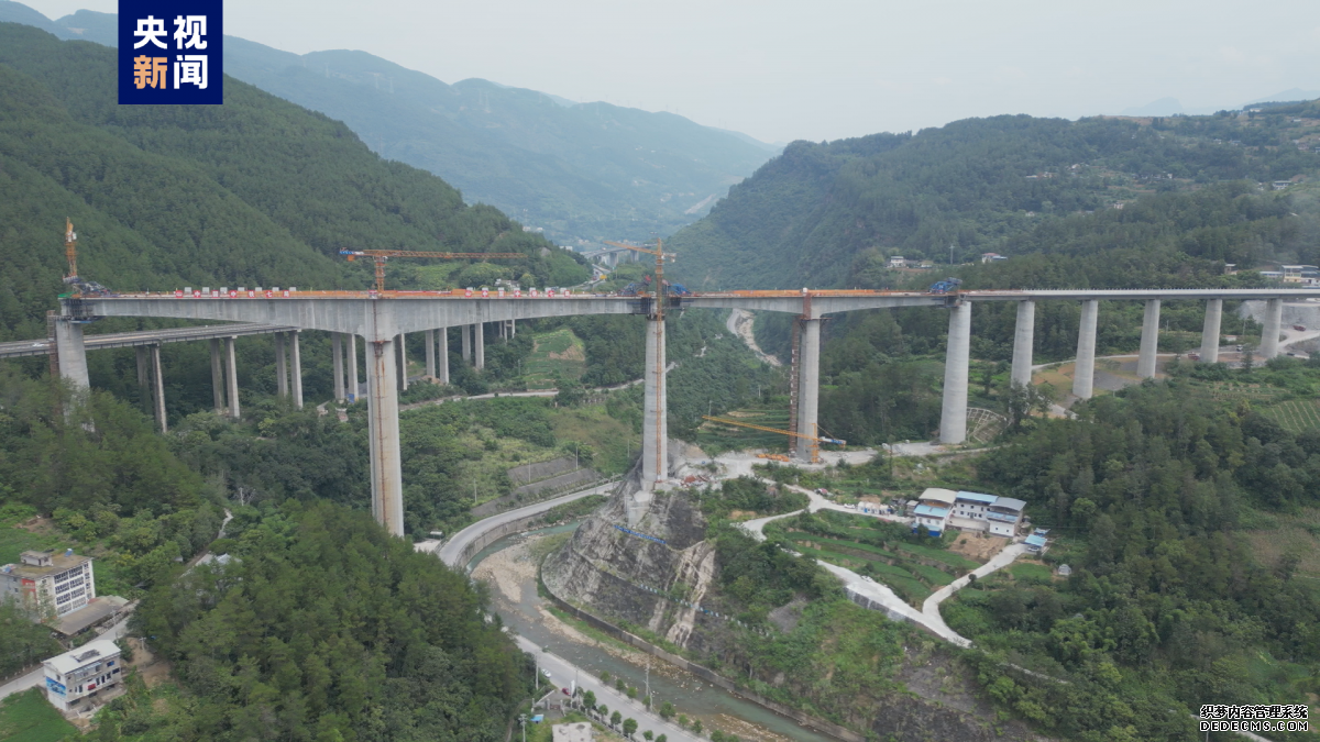 国内高铁在建项目高度最高、跨度最大的T构连续梁顺利合龙