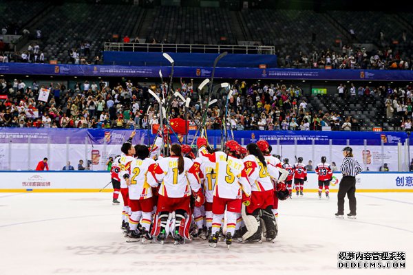中国队球员庆祝比赛胜利。图片来源：国际冰联