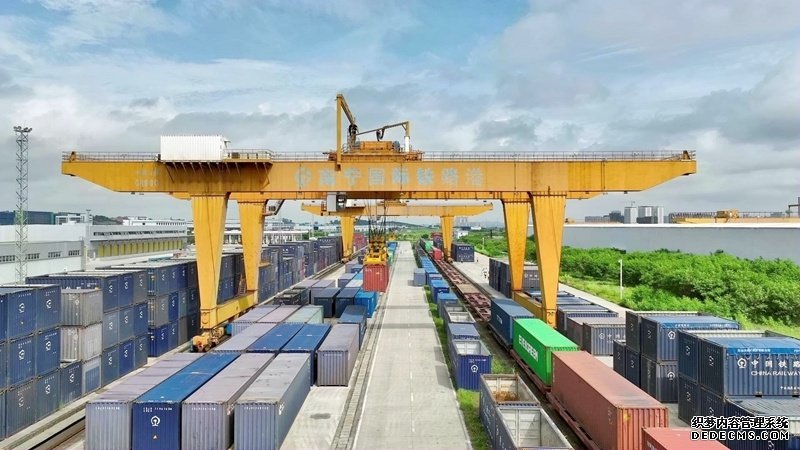 南宁国际铁路港龙门吊正在进行跨境货物吊装作业。植铭鸿摄