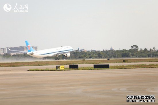 美兰机场刚刚降落的国际航线飞机。人民网记者 孟凡盛摄
