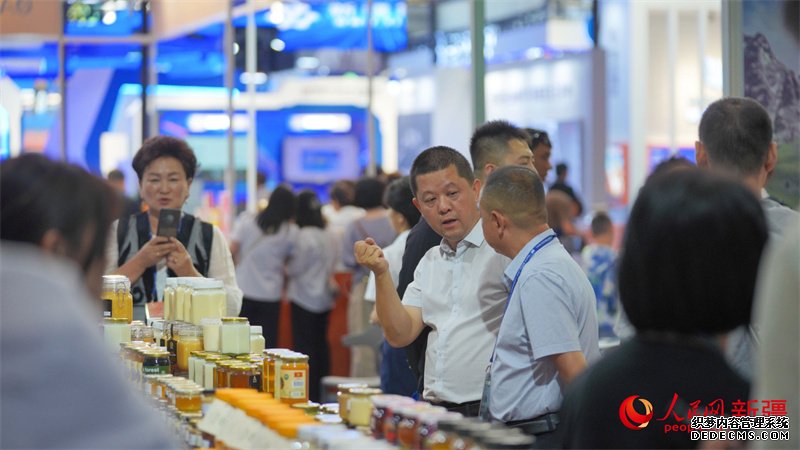 2023（中国）亚欧商品贸易博览会客商云集。 人民网 李欣洋摄