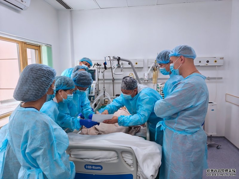 中哈专家团队完成哈国首例离体肝切和自体肝移植术。 新疆医科大学第一附属医院供图
