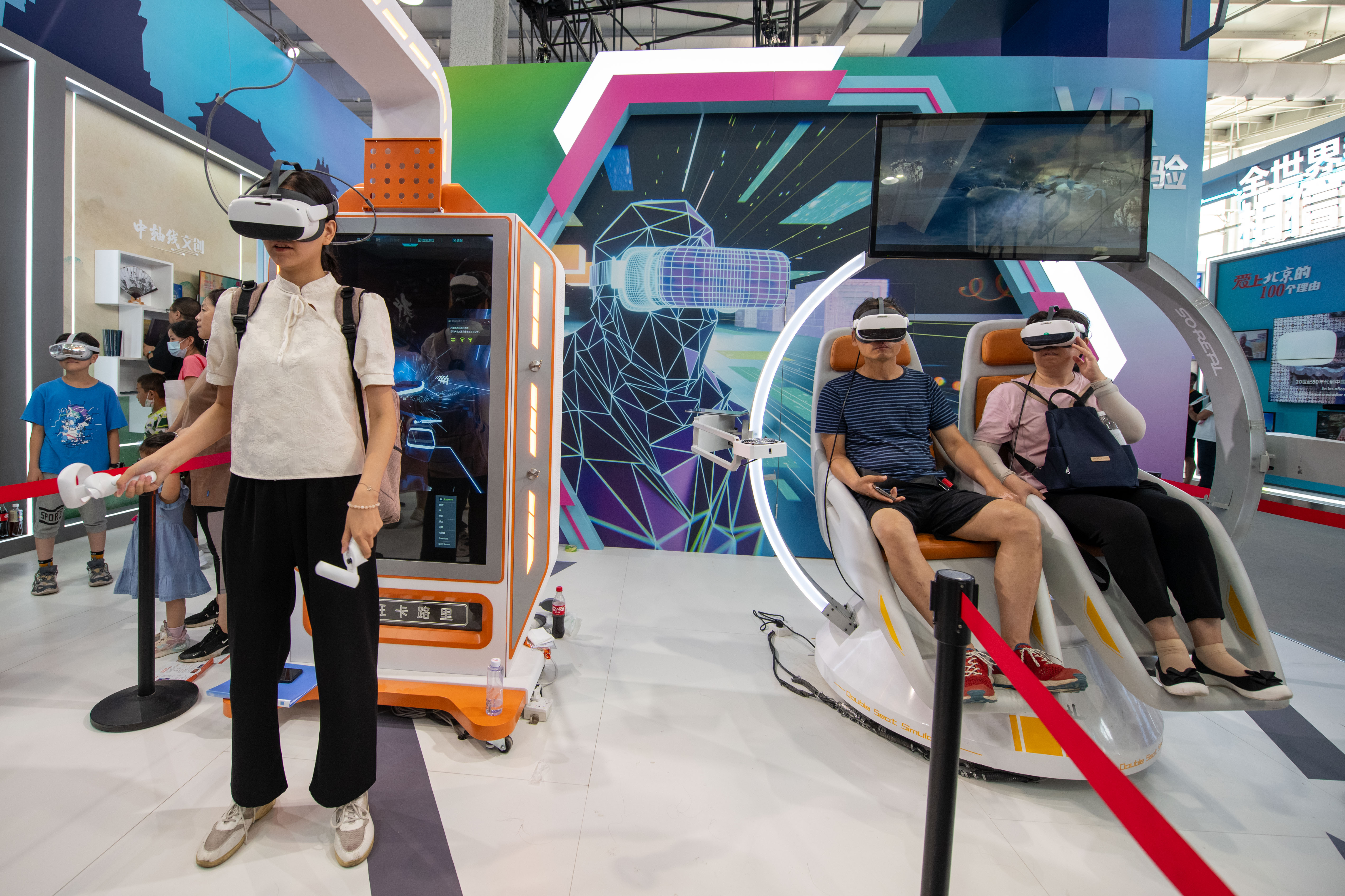 9月3日，在文旅服务展区，观众通过VR技术，感受现实与虚拟融合带来的乐趣。人民网记者 翁奇羽摄