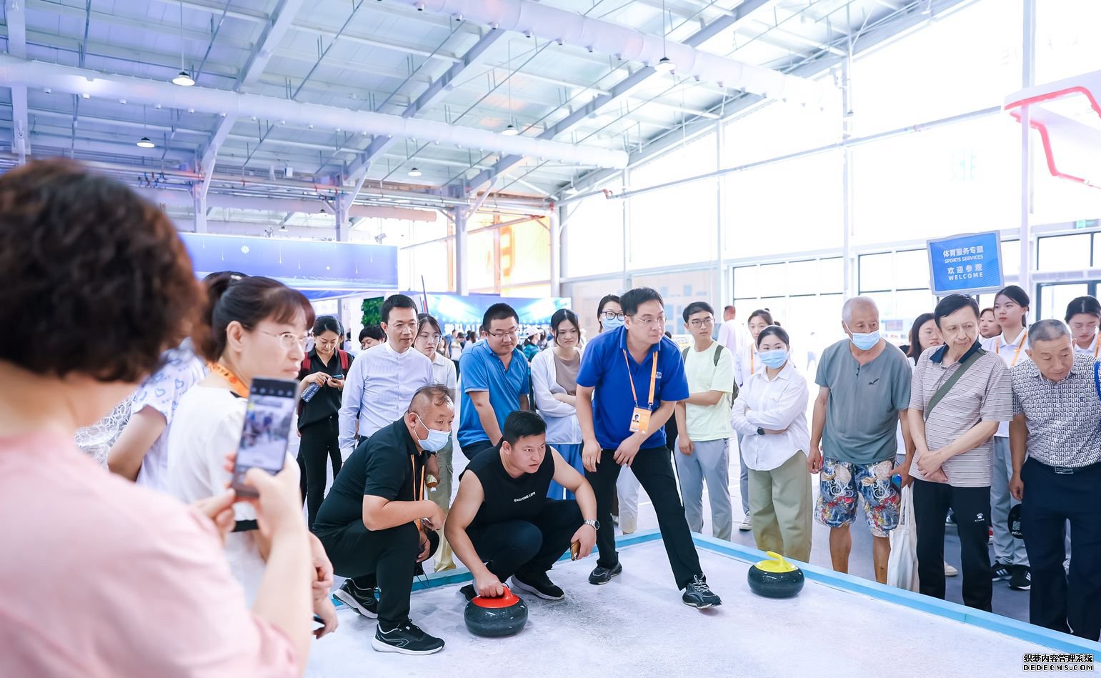 体育服务专题展区内，一场冰壶比赛正在上演。图片来源：中国国际服务贸易交易会