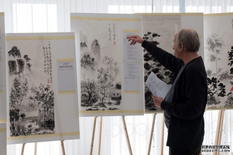 2023年3月18日，布尔东诺夫在莫斯科举办个人诗画展。 受访人供图