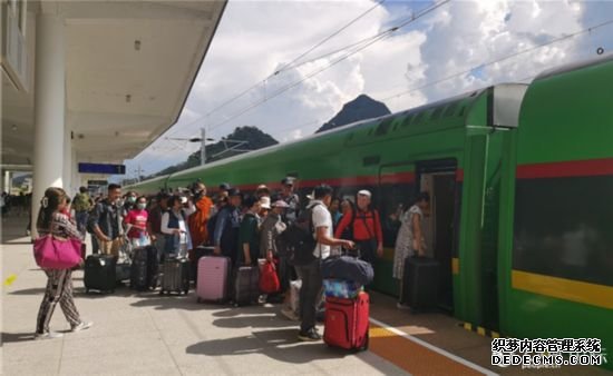 乘坐中老铁路国际旅客列车的旅客在老挝琅勃拉邦站排队上车。人民网记者 杜明明摄