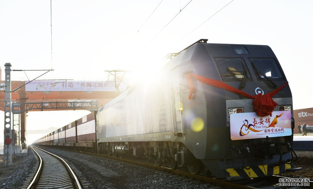 2013年11月28日，首趟由西安发往哈萨克斯坦阿拉木图的长安号国际货运列车等待出发。新华社记者 刘潇 摄