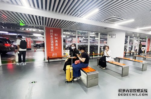 旅客在网约车空调等候区等候网约车。人民网记者 乔雪峰摄