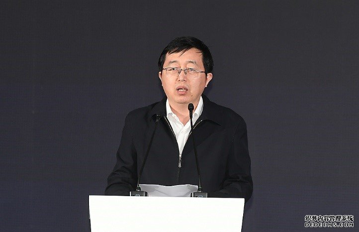 苏州市人民政府副秘书长金晓虎发表主旨演讲。人民网记者 翁奇羽摄