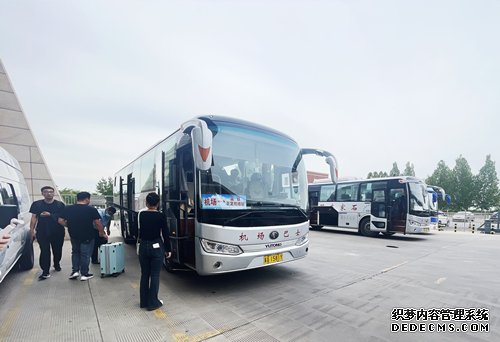 旅客准备乘坐免费摆渡车前往正定机场。人民网记者 乔雪峰摄