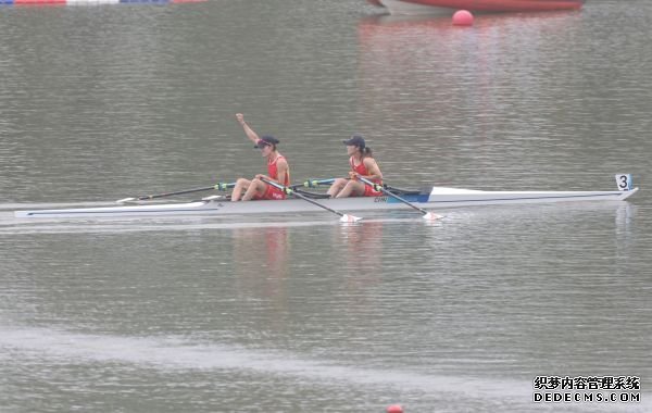 9月24日，邹佳琪/邱秀萍在杭州亚运会赛艇女子双人双桨决赛中获得冠军。图为中国选手庆祝胜利。 人民网记者 李乃妍摄