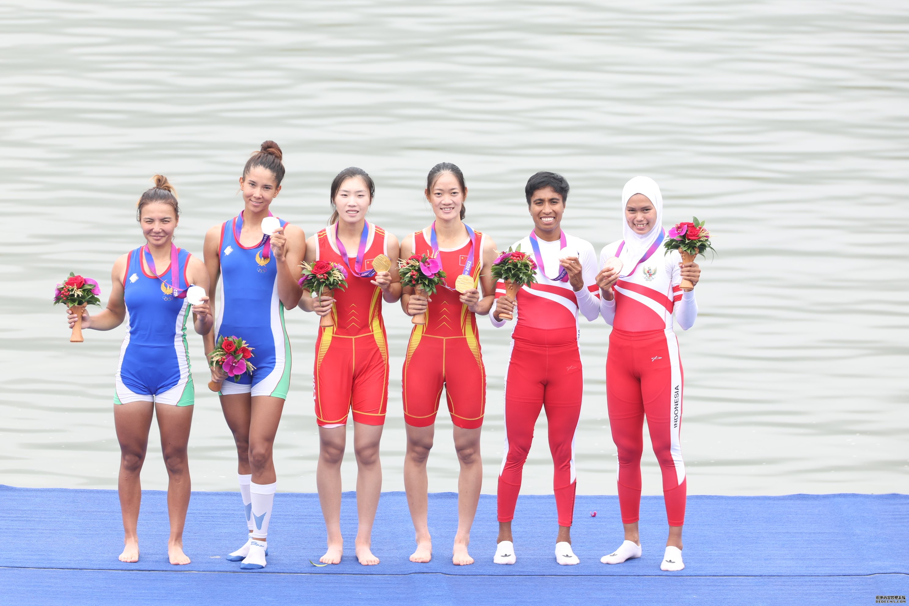 9月24日，杭州亚运会赛艇女子轻量级双人双桨项目颁奖典礼。 人民网记者 李乃妍摄
