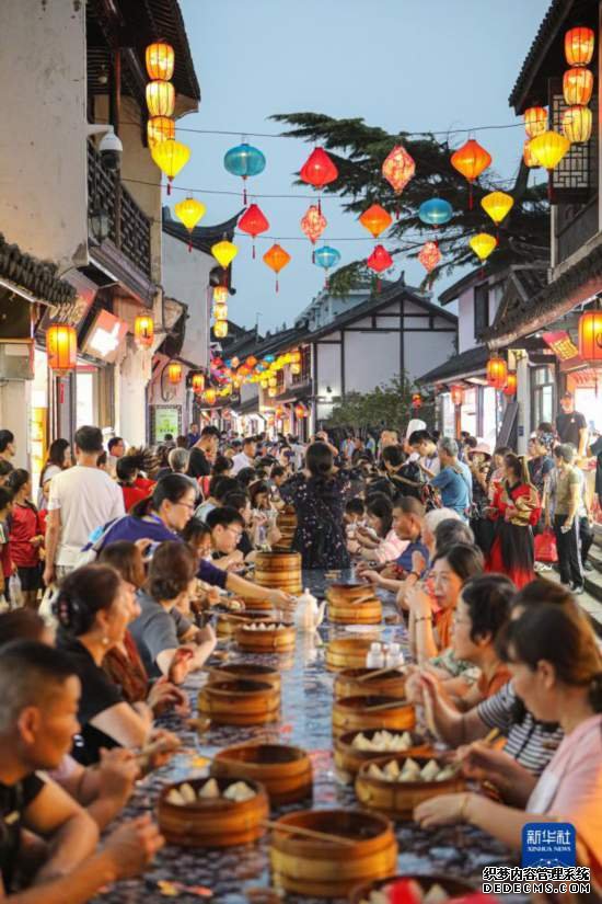 9月27日，游客在南翔小笼长街宴上品尝南翔小笼。