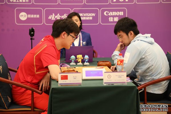 柯洁（左）与许皓鋐在比赛中。人民网记者 李乃妍摄
