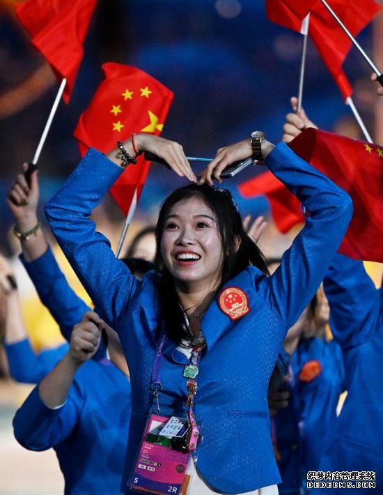 9月23日，吴艳妮在亚运会开幕式上入场。新华社记者 宋彦桦 摄