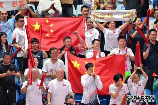 9月28日，观众为杭州亚运会拳击项目参赛选手加油。新华社记者 詹彦 摄