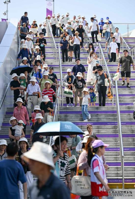 9月27日，观众从淳安界首体育中心自行车馆离开。新华社记者 胡虎虎 摄