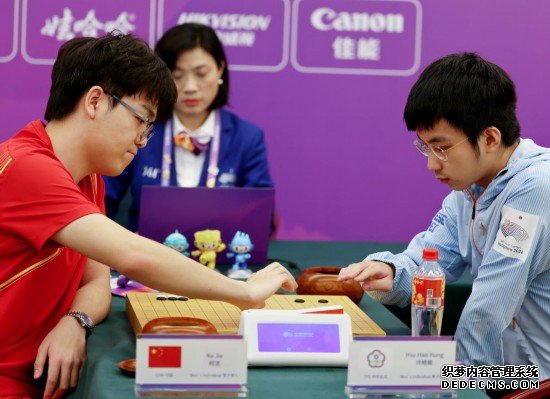 9月28日，杭州亚运会围棋男子个人金牌决赛在杭州棋院（智力大厦）棋类馆举行，中国选手柯洁（左）对阵中国台北选手许皓鈜。新华社记者 龚兵 摄
