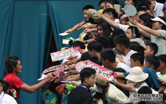 9月28日，张之臻在赛后为观众签名。新华社记者 孟晨光 摄