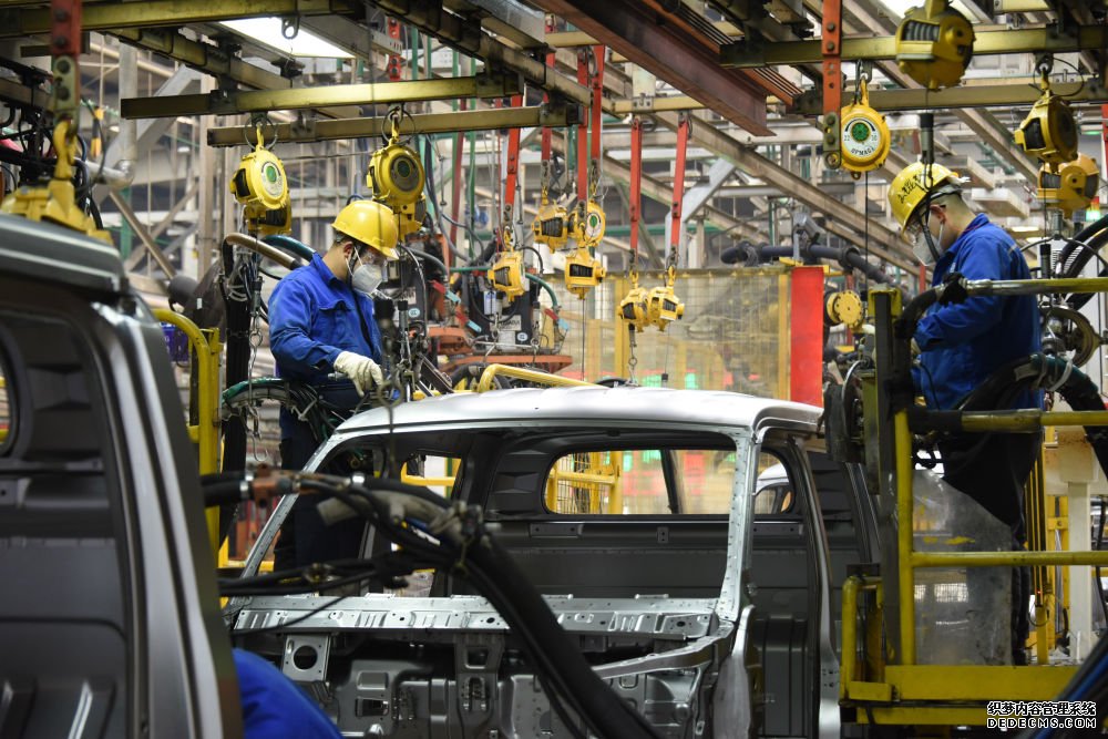 工人在山东自贸试验区青岛片区一汽车制造企业车间内生产汽车（2023年2月23日摄）。新华社记者 李紫恒 摄