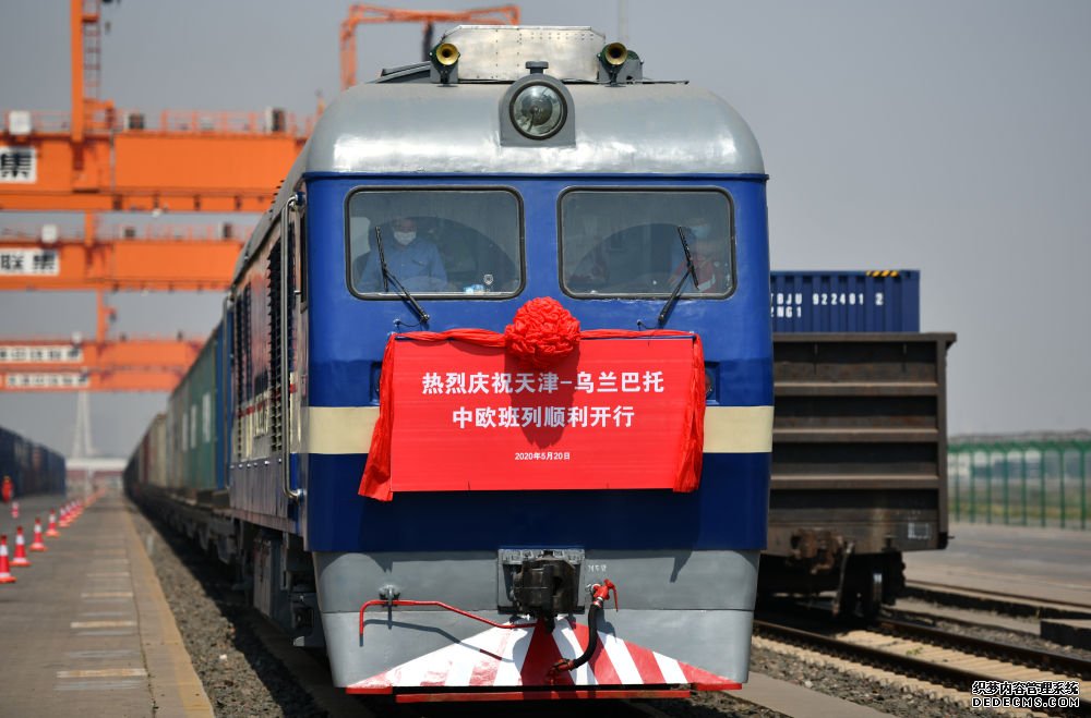 2020年5月20日，在中铁天津集装箱中心站，X9202次中欧班列准备发车。新华社记者 李然 摄