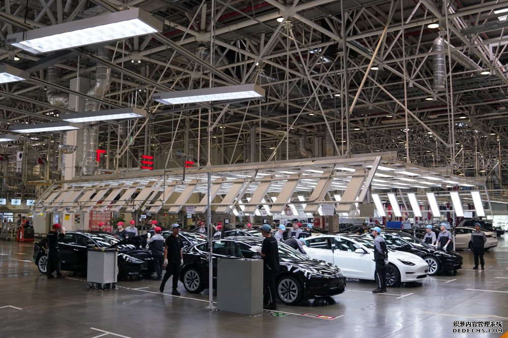 2023年5月12日，在特斯拉上海超级工厂总装车间，工人对车辆进行检测。新华社记者 马宁 摄