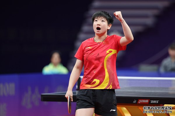 10月1日晚，在杭州亚运会乒乓球女单决赛中，中国队孙颖莎4比1战胜日本选手早田希娜，收获金牌。图为孙颖莎在比赛中得分握拳庆祝。人民网记者 李乃妍摄