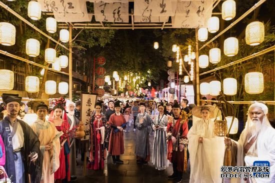 在成都宽窄巷子新“十二月市”街区，装扮成唐宋时代人物形象的演员欢迎游人（9月29日摄）。