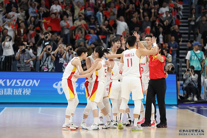 中国女篮庆祝夺冠。人民网记者 李乃妍摄