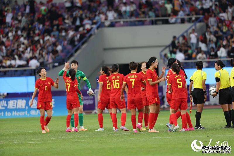 中国女足赛后庆祝胜利。