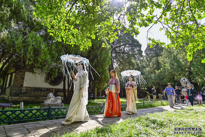 10月5日，游客身着传统服饰行走在山东省青州古城景区。新华社发（王继林摄）