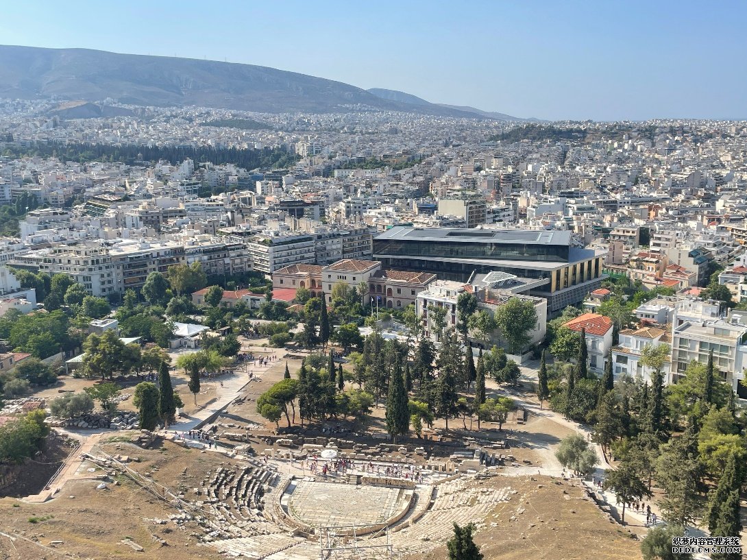站在卫城俯瞰希腊城市。人民网记者 郭冠华摄