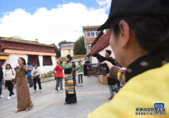 四川理塘：传承藏地文化 发展民俗旅游